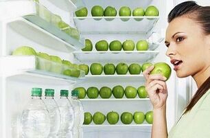 gröna äpplen och vatten för viktminskning med 10 kg per månad