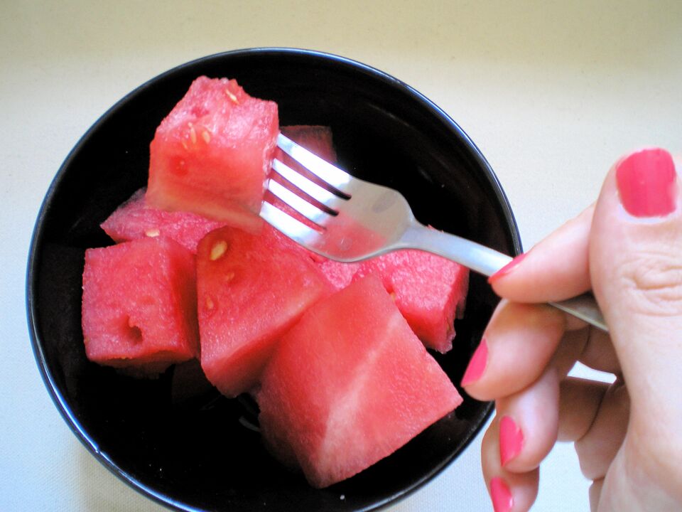 Att äta vattenmelon för att bli av med extra kilon