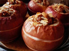 Äpplen bakade med torkad frukt är en efterrätt på dietmenyn efter borttagning av gallblåsan