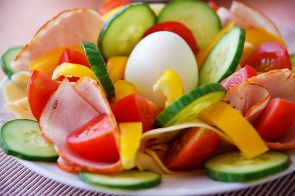 Grönsakssallad på ägg-apelsindietmenyn för viktminskning