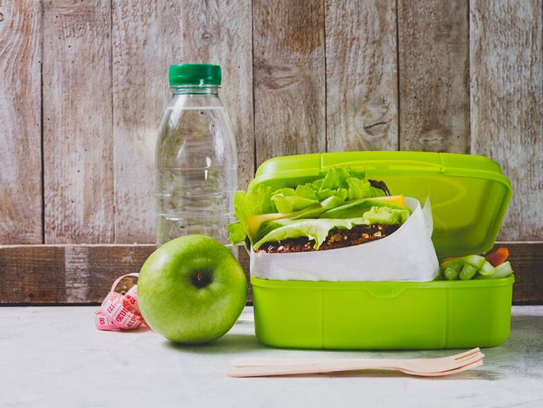 Äpple, vatten och sallad
