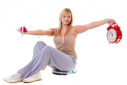 En tjej som vill gå ner i vikt äter hälsosamt och enligt en regim