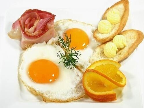 stekt ägg med bacon som förbjudet mat för gastrit