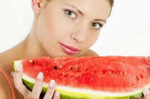 Flicka på en vattenmelon diet