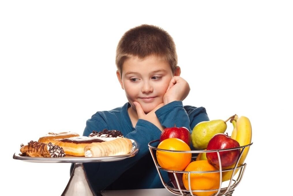 Att eliminera ohälsosamma sockerrätter från ett barns diet till förmån för frukt